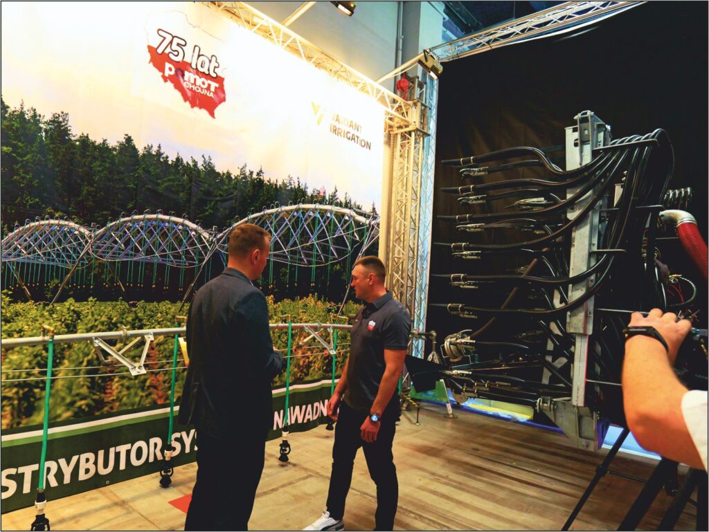 Pomot Chojna – 75 lat doświadczenia i nowości w ofercie – redakcja Farmera na stoisku POMOT podczas Agrotech 2026 w Kielcach. 